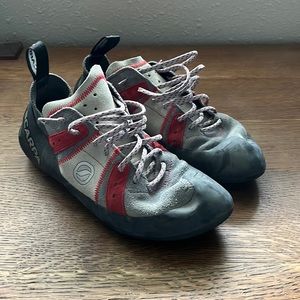 Scarpa Mens Climbing Shoes size 10 good condition